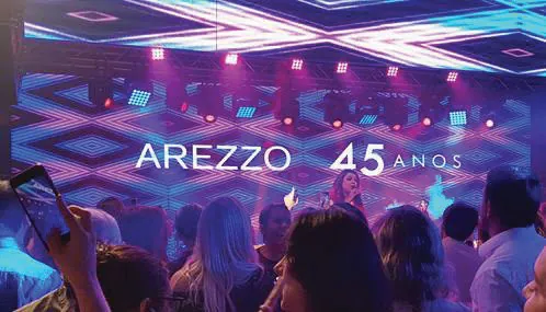 Telão Arezzo 45 anos sobre o público