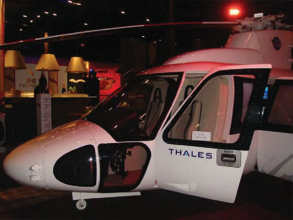 Helicóptero exposto no salão do evento
