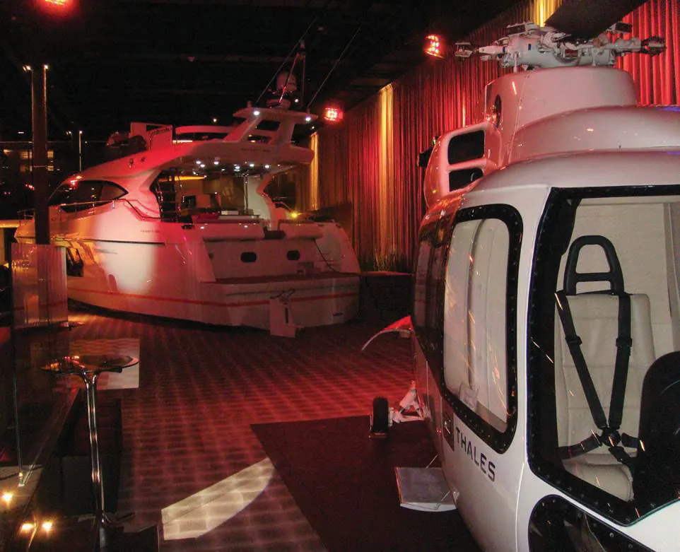 Lancha e helicóptero lado a lado na exposição