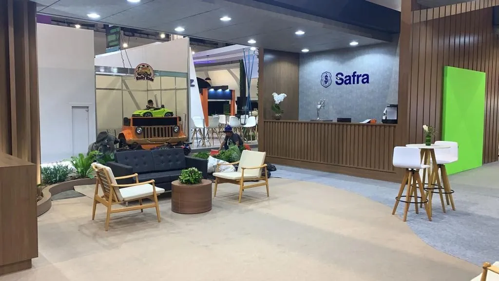 Estande Safra com lounge e estúdio