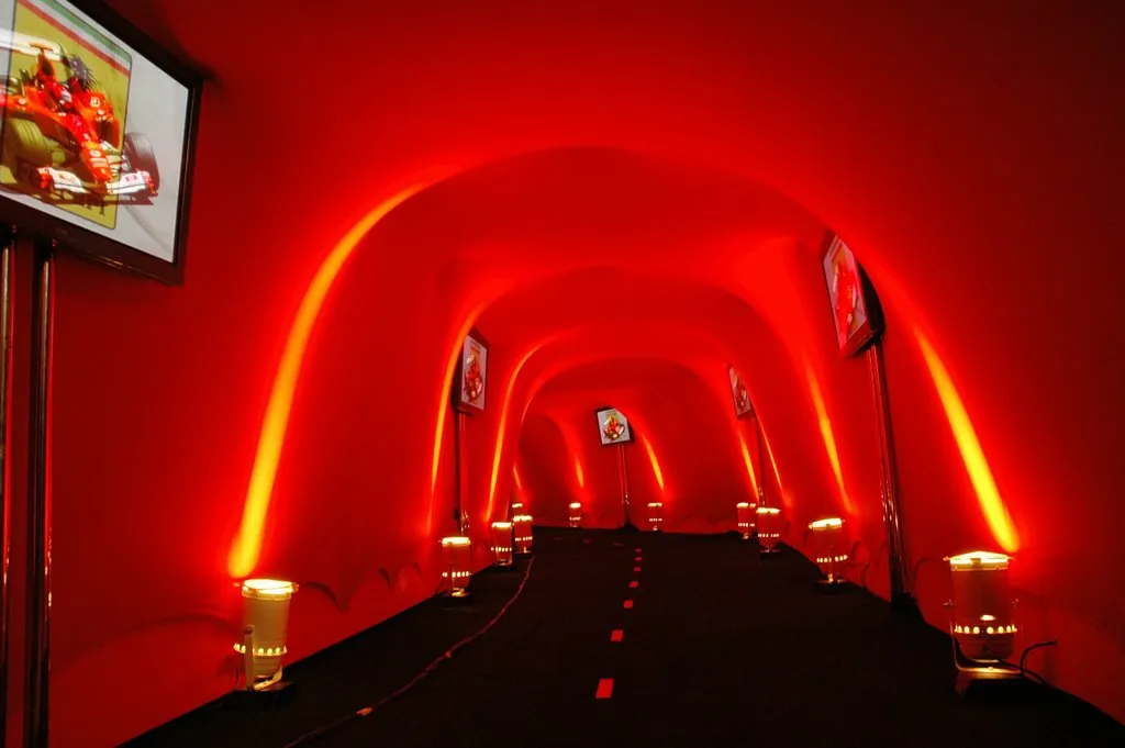 Túnel iluminado em vermelho na entrada do evento Ferrari