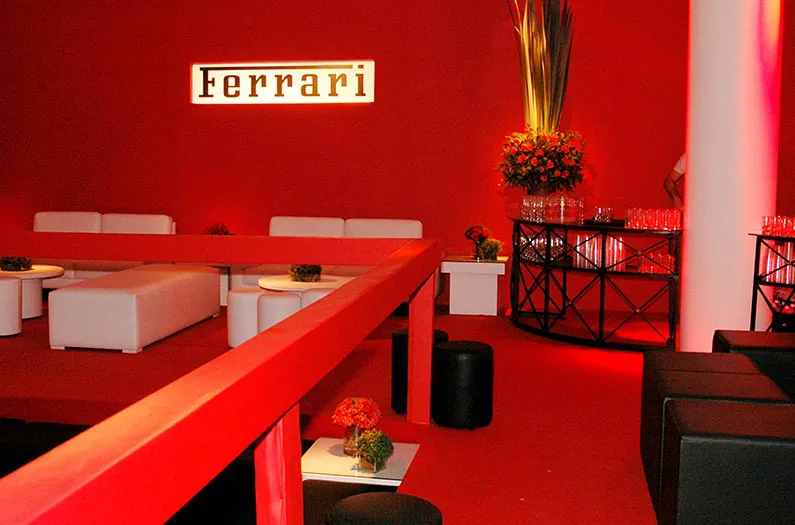 Lounge vermelho e branco com o logotipo Ferrari