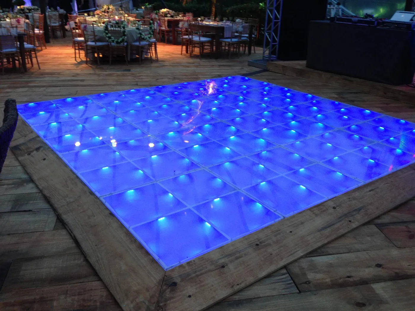 Pista de LED azul em deck de madeira