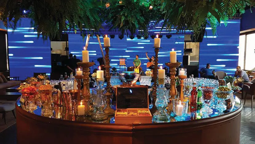 Bar redondo com garrafas iluminadas e painel de LED