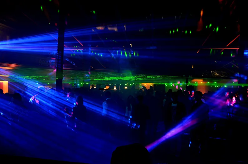 Pista com feixes de laser azuis e verdes