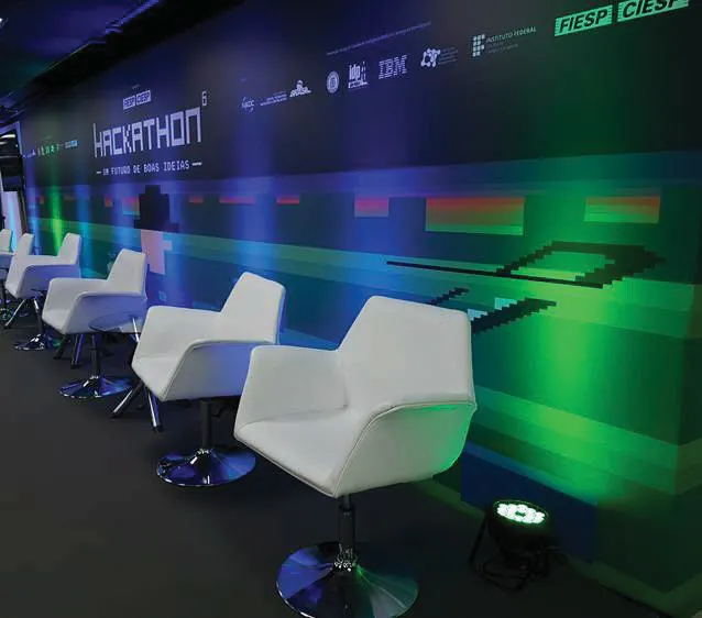 Lounge com poltronas brancas e luz verde