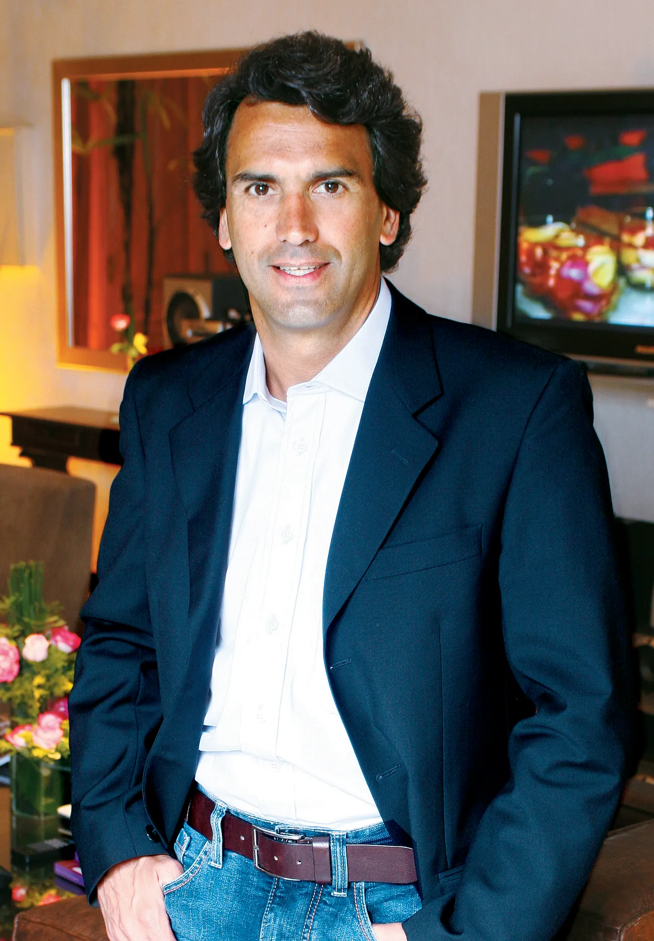 Nando Jones de blazer azul-marinho no showroom