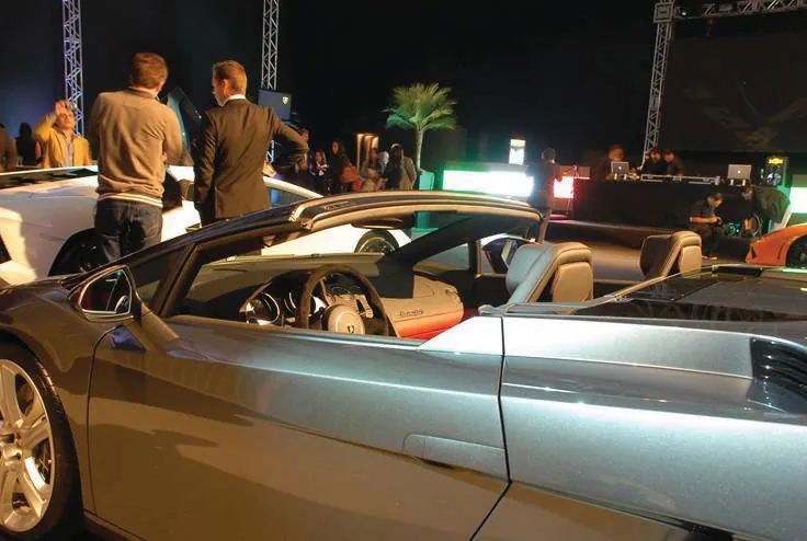 Convidados ao redor de um Lamborghini prata
