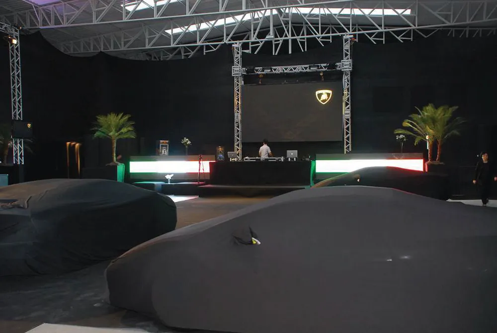 Carros cobertos no pavilhão antes da revelação