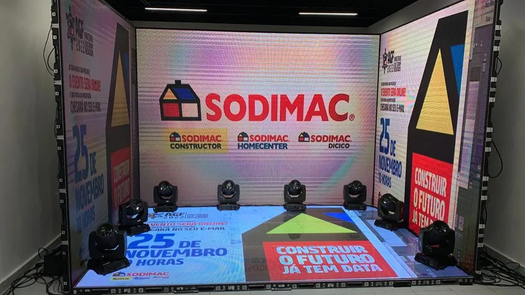 Estúdio com cenário em LED e apresentador
