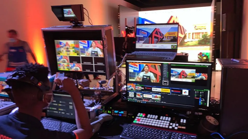 Mesa de corte e monitores da transmissão