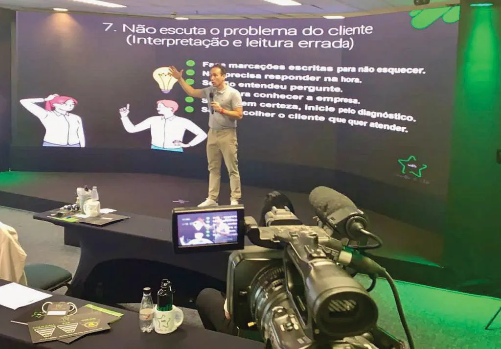 Câmera gravando palestrante diante de tela verde