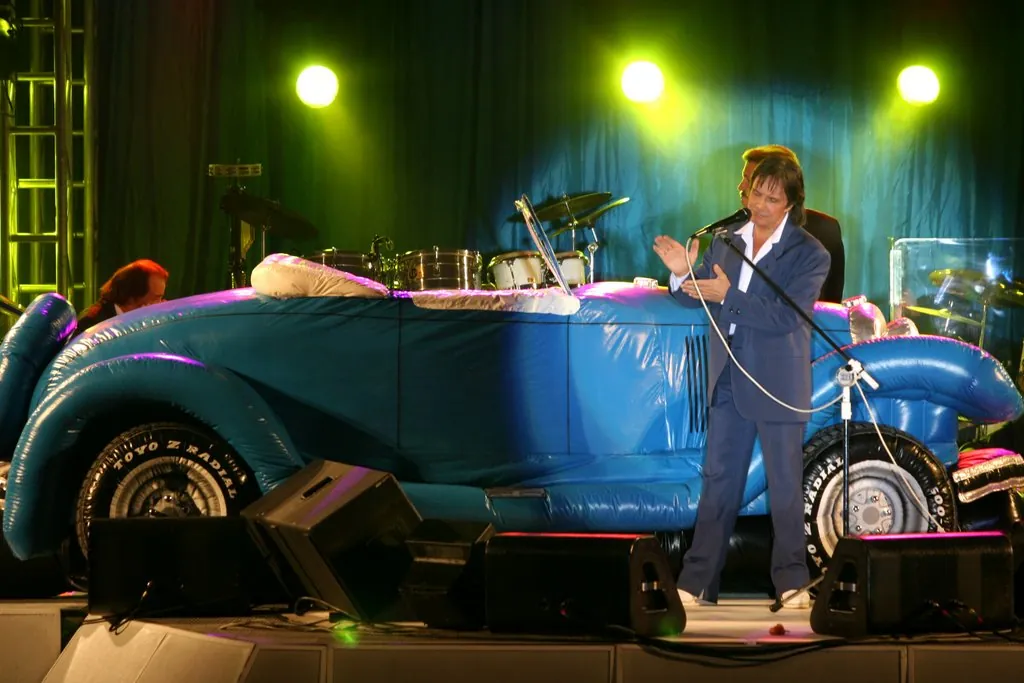 Apresentação no palco com carro antigo em cena