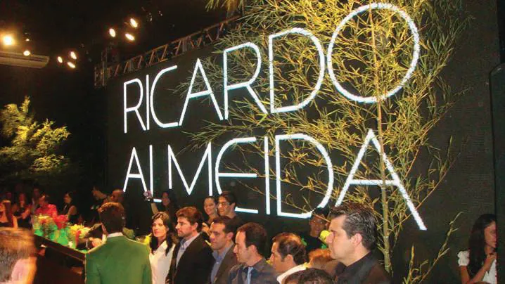 Letreiro luminoso Ricardo Almeida sobre a plateia