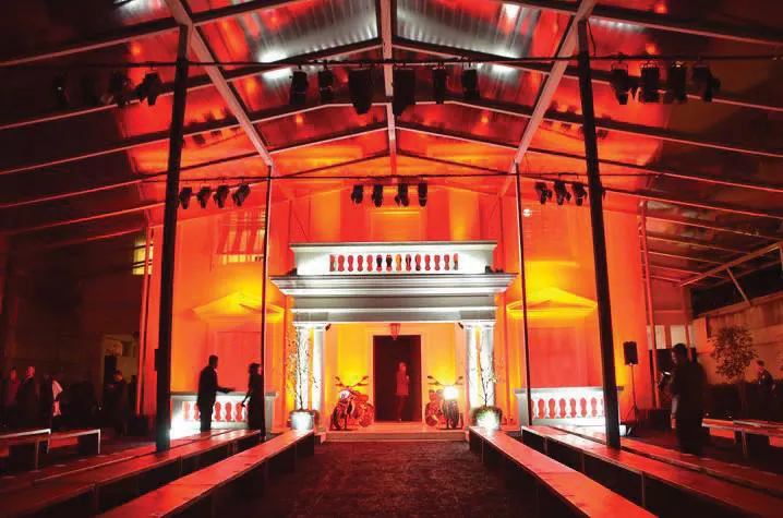 Cenário com fachada clássica iluminada em laranja