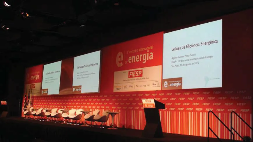 Palco do Encontro Internacional de Energia com telões